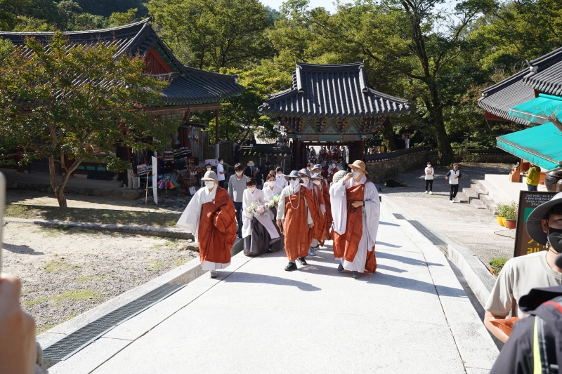 화엄사에 들어서고 있는 순례대중 (2)